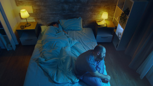 年轻男子在妻子睡着时失眠的景象拍摄月光照亮了房间13秒视频