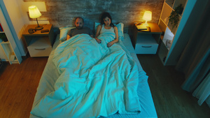夫妻情侣睡前看电子产品15秒视频