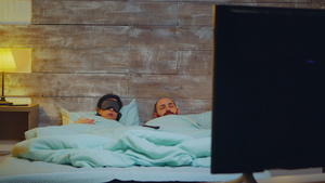 在卧室的年轻夫妇在电视前睡着了13秒视频