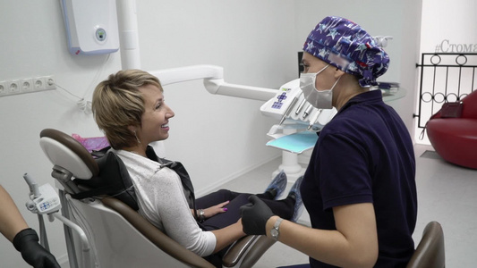 牙医和患者在咨询医疗设备时选择治疗视频