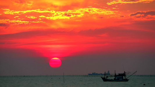 海上和浅海渔船日落时间的结束视频