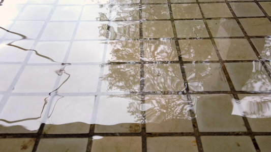 旧式地板瓷瓷砖图案从上面用水透视清洗视频