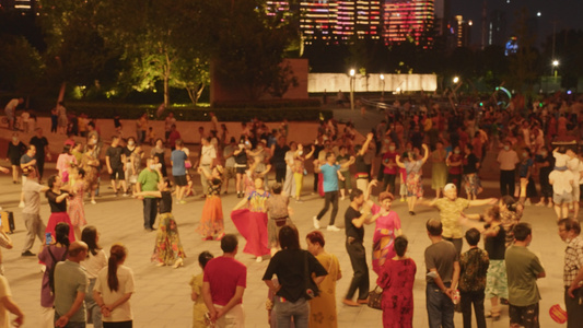 【该视频无肖像权，请勿商用】城市居家生活休闲娱乐广场上跳舞健身人流4k素材视频