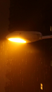 雨夜路灯昏黄的路灯雨中路灯下雨天梅雨季视频