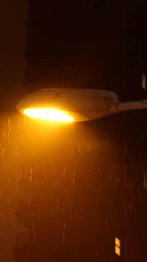 雨夜路灯昏黄的路灯雨中路灯下雨天梅雨季19秒视频