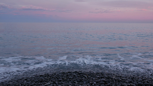 黄昏时的岩石海滩视频