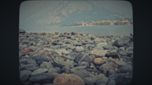 湖边海滩上的石块视频