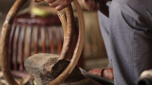 少数民族制作传统编织鼓凳视频
