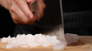 4K厨师剁鱼肉片鱼肉厨师刀工展示14秒视频