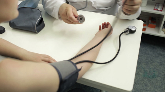 测量血压的医生剂量视频