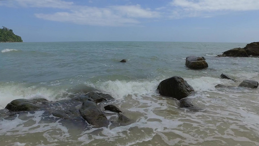 撞击岩石的海浪视频