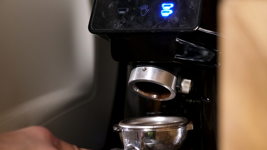 咖啡机碾碎咖啡豆视频