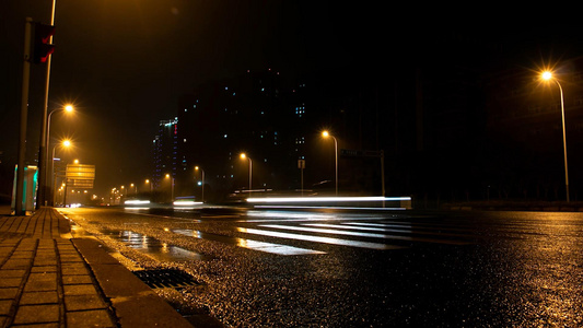 雨后的马路上来往的车辆视频