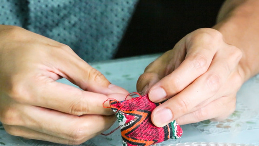 中国传统端午创意国风艾草三角香包缝制[传统模式]视频