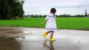 4K实拍小女孩雨天撑着雨伞玩水11秒视频