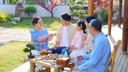 中秋节家庭团聚吃月饼视频