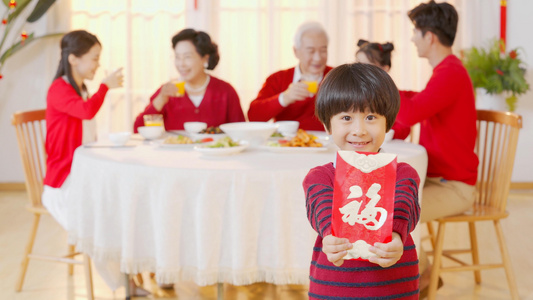 红火过年小孩子手拿红包跑向镜头视频