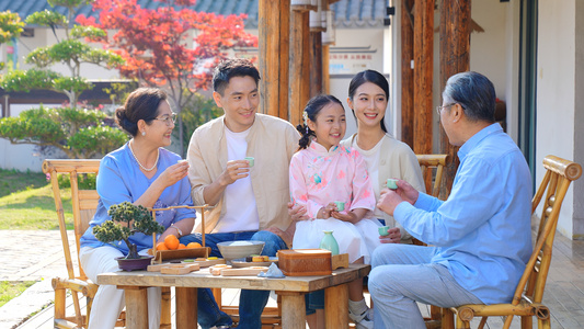中秋节家庭团聚吃月饼视频