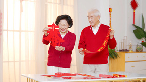红火过大年新春爷爷奶奶挑选春节装饰18秒视频
