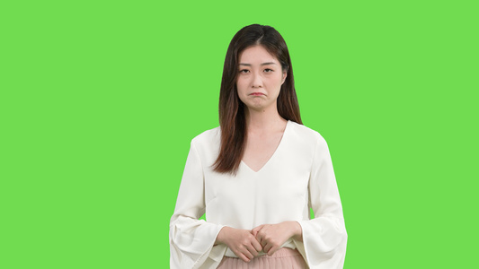 4k白底女性委屈表情动作视频下载 实拍视频 正版视频131013 摄图网