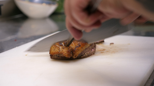 烹饪手的近身切一块肉视频