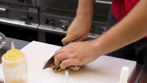 厨师手切一块炸鸡胸肉13秒视频