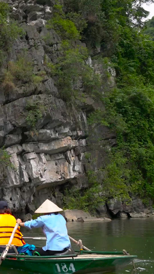 越南游船穿越洞穴实拍vlog27秒视频