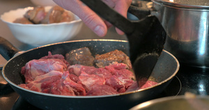 锅上煎肉21秒视频