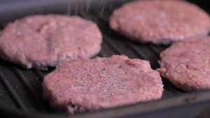 黑锅上汉堡的肉上洒满了胡椒16秒视频