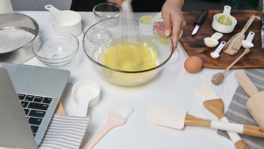 呆在家里练习烹饪日本煎饼风格烹饪自制甜点的过程居家视频
