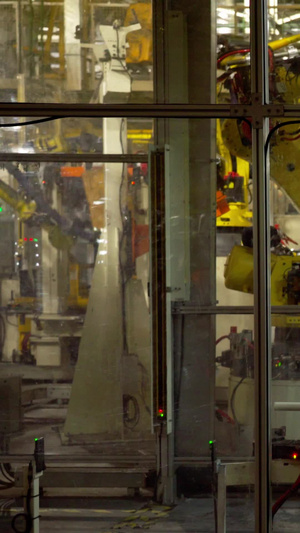 实拍汽车工厂生产自动化运输焊接焊接车间34秒视频