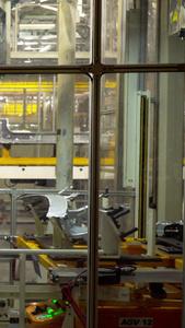 实拍汽车工厂生产自动化运输焊接焊接车间视频