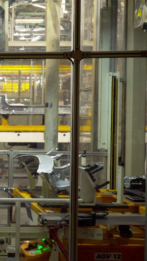 实拍汽车工厂生产自动化运输焊接焊接车间34秒视频