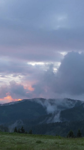 草原山脉烟雾缭绕日出延时山脉大山视频