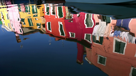 意大利河中的多彩房屋的倒影视频