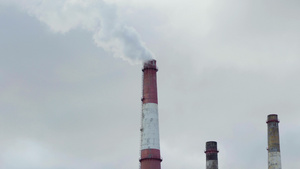 火力发电厂的烟囱顶着多云的天空8秒视频