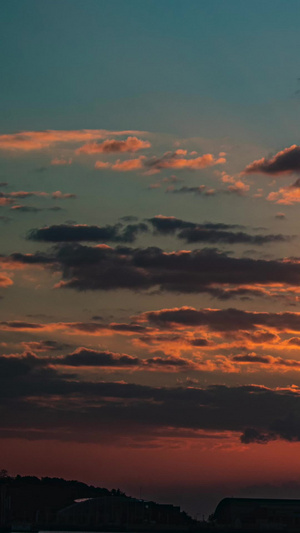 延时清晨大海和天空的朝霞丁达尔现象17秒视频