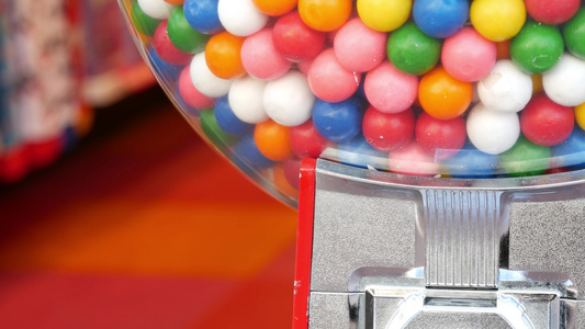 美国经典自动售货机中的彩色口香糖多色泡泡糖投币式复古视频