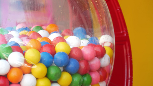 美国经典自动售货机中的彩色口香糖多色泡泡糖投币式复古视频