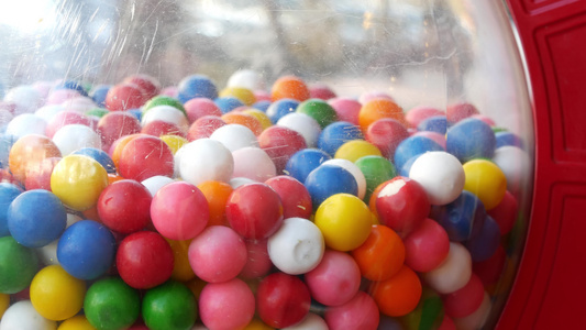 美国经典自动售货机中的彩色口香糖多色泡泡糖视频