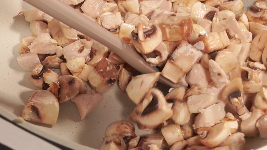 炒制鸡肉蘑菇蔬菜丁制作咖喱酱视频