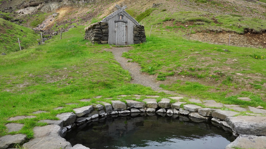 位于西冰地的Gudrunarlaug热池配有木制更衣室视频