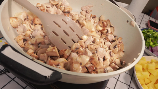 炒制鸡肉蘑菇蔬菜丁制作咖喱酱视频