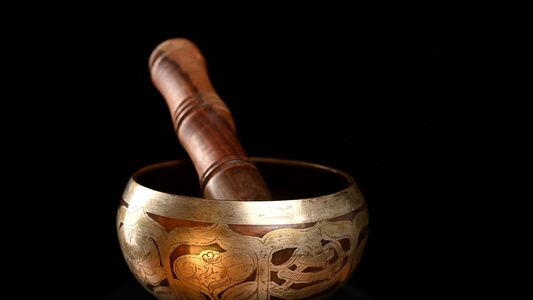 用于冥想和替代药物的提贝丹乐器在一种黑色背景上铜碗视频