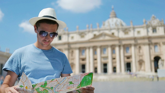旅游者在度假期间前往欧洲户外旅行在节假日时带地图到视频