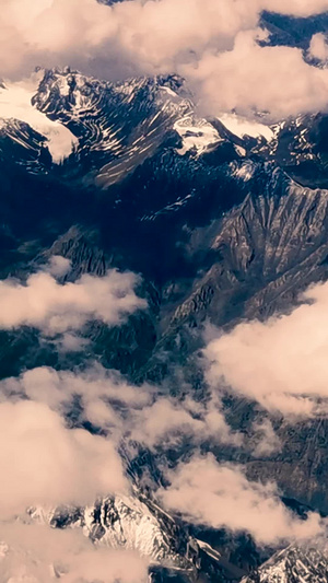 高空俯拍茫茫雪山和云海自然风光69秒视频