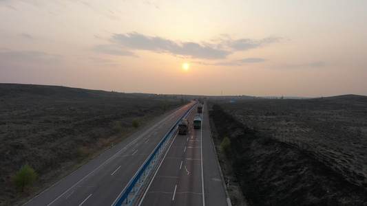 夕阳西下货车前行视频