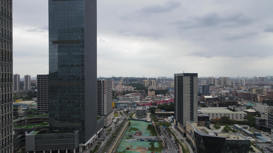 暴雨来临前城市景观航拍视频