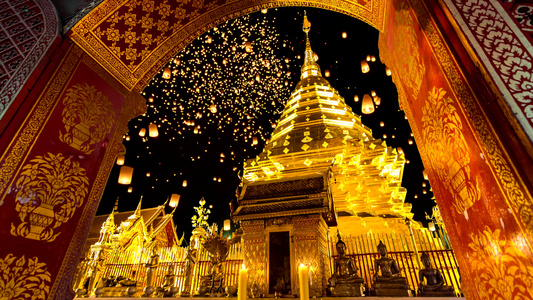 和许多美丽的天空灯笼漂浮着的著名旅行地点泰王国大马视频