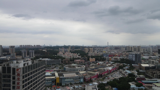 暴雨来临前城市景观航拍视频